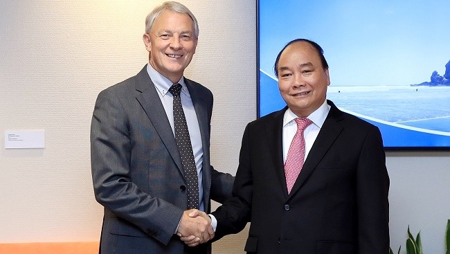 PM Nguyen Xuan Phuc (right) and Mayor of Auckland Phil Goff. (Photo: VGP)