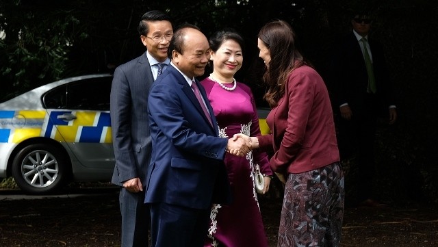 New Zealand PM Jacinda Ardern welcomes Vietnamese PM Nguyen Xuan Phuc and his spouse in Auckland city, New Zealand, on March 13. (Photo: VGP)