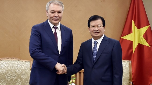 Deputy PM Trinh Dinh Dung (right) and Leonid Ivanovich Kalashnikov, a member of the Presidium - Secretary of the Central Committee of the Communist Party of the Russian Federation (Credit: VGP)