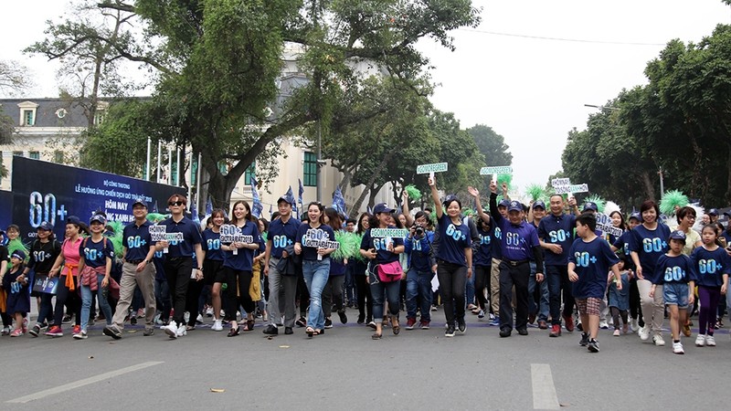 More than 1,000 people join a walk around Hoan Kiem Lake as part of activities in the lead-up to Earth Hour 2018.