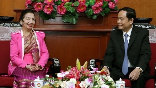 VFF President Tran Thanh Man (R) receives LFNC vice Chairwoman Nhótkeomany Suphanuvong (photo: VNA)