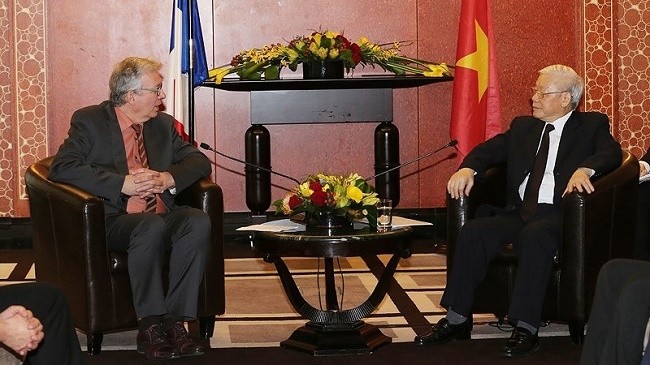 CPV General Secretary Nguyen Phu Trong (right) and PCF National Secretary Pierre Laurent. (Photo: VOV)