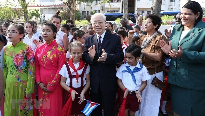 Party chief Nguyen Phu Trong meets Cuban people at the President Ho Chi Minh monument in Havana. (Photo: VNA)