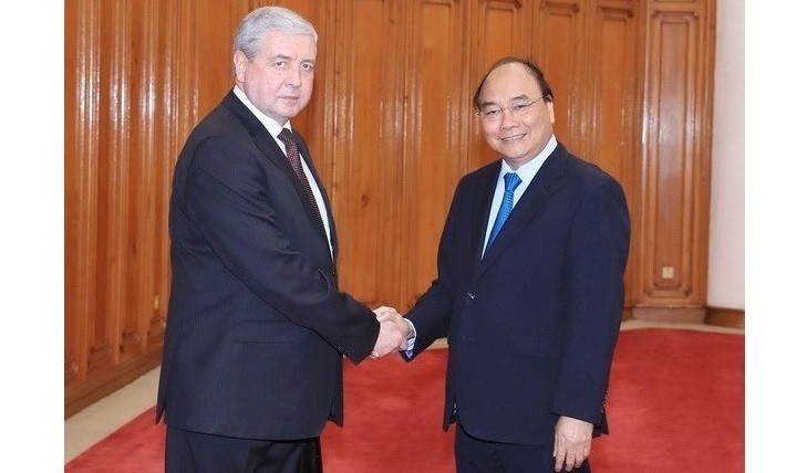 Prime Minister Nguyen Xuan Phuc (R) and Belarusian Deputy Prime Minister Vladimir Semashko (Photo: VNA)