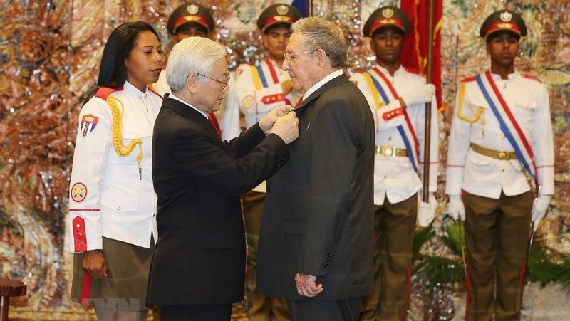Party leader Nguyen Phu Trong presents the Golden Star Order to First Secretary of the Communist Party of Cuba Central Committee Raul Castro Ruz