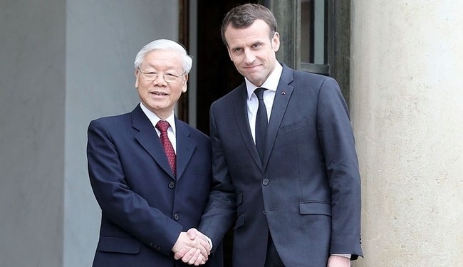 French President Emmanuel Macron welcomes Party General Secretary Nguyen Phu Trong. (Photo: VNA)