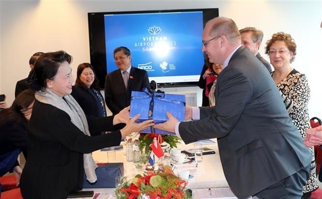 Chairwoman of the National Assembly Nguyen Thi Kim Ngan works with the Royal HaskoningDHV’s Netherlands Airport Consultants (NACO). (Photo: VNA)