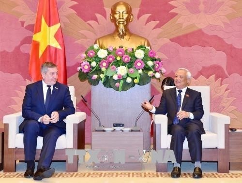 Vice Chairman of the National Assembly Uong Chu Luu receives Chairman of the Romania-Vietnam Friendship Parliamentary Group Simion Lucian-Eduard in Hanoi on March 29. (Photo: VNA)
