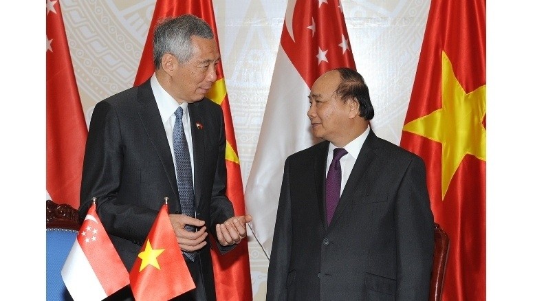 PM Nguyen Xuan Phuc (R) receives his Singaporean counterpart Lee Hsien Loong in Hanoi in March 2017. (Photo: VGP)
