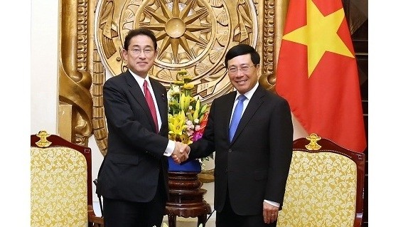Deputy PM and FM Pham Binh Minh (R) receives Chairman of the Policy Research Council of the Japanese Liberal Democratic Party Fumio Kishida in Hanoi on May 4. (Photo: VGP)