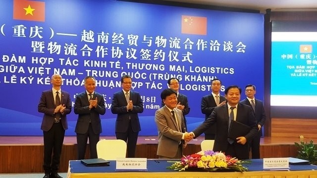 Vietnam Logistics Business Association and the trade office of Chongqing city ink an agreement on enhancing logistics cooperation at the seminar (Photo: NDO/Huu Hung)