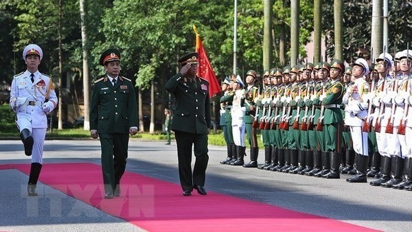 At the welcome ceremony for Deputy Minister of National Defence and Chief of the General Staff of the Lao People’s Army Sen. Lieut. Gen. Suvon Luongbunmi (R) (Photo: VNA)