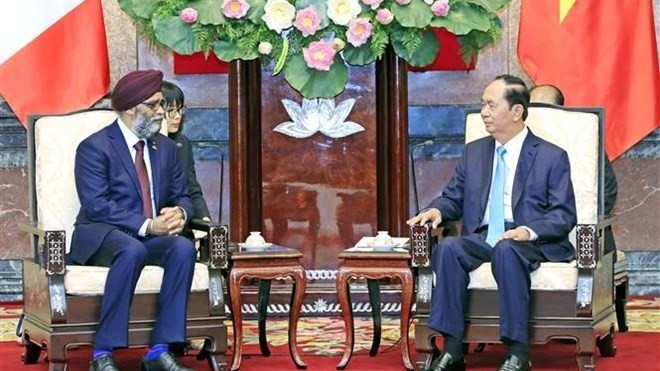 President Tran Dai Quang (right) and Canadian Defence Minister Harjit Singh Sajjan during their meeting in Hanoi on June 5. (Photo: VNA)
