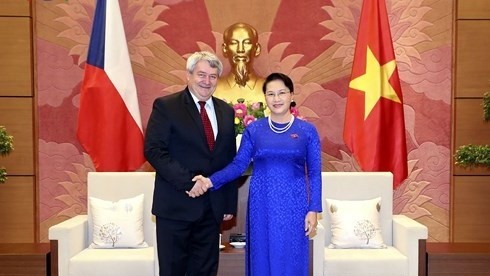 National Assembly Chairwoman Nguyen Thi Kim Ngan (R) and Vojtech Filip, Vice Chairman of the Chamber of Deputies of the Parliament of Czech Republic and Chairman of the Communist Party of the Czech Republic-Moravia (Photo:VOV)