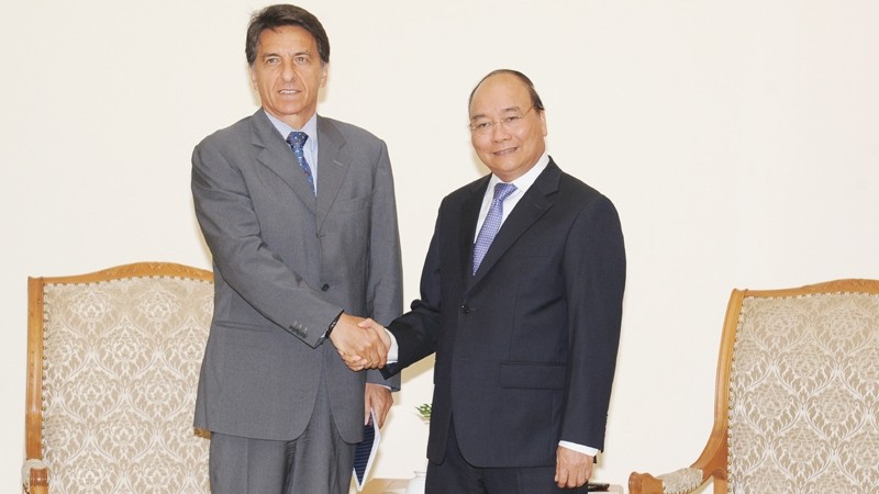 Prime Minister Nguyen Xuan Phuc (R) receives Greek Ambassador to Vietnam Ioannis E. Raptakis (Photo: NDO/ Tran Hai)
