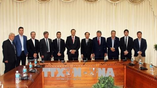 Vice Chairman of the People's Committee of Ho Chi Minh City Le Thanh Liem (fifth from R) joins a group photo with a delegation from three provinces of Entre Risos, Cordoba and Santa Fe in central Argentina, who are on a visit to Vietnam’s southern economic hub. (Photo: VNA)