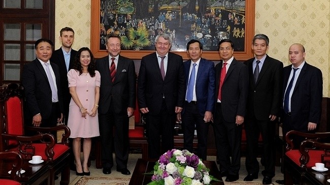 The Czech delegation pose for a photo with the leaders of Nhan Dan newspaper.
