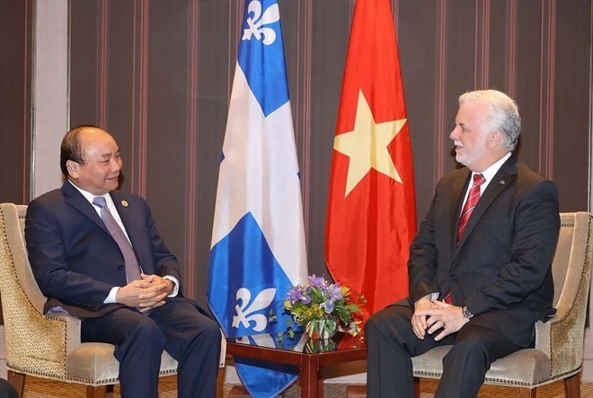 Prime Minister Nguyen Xuan Phuc (L) meets with Premier of Quebec Philippe Couillard on June 8 (Canada time). (Photo: VNA)