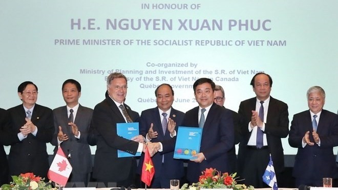 Vietnam and Canada sign several MoUs on cooperation at the business roundtable in Quebec on June 8 (Canada time) (Photo: VNA)