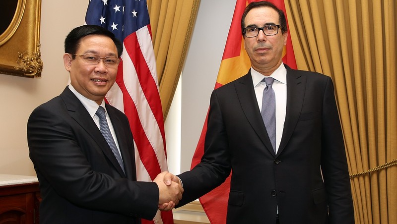 Deputy PM Hue (L) and US Treasury Secretary Steven Mnuchin (Photo: MOFA)