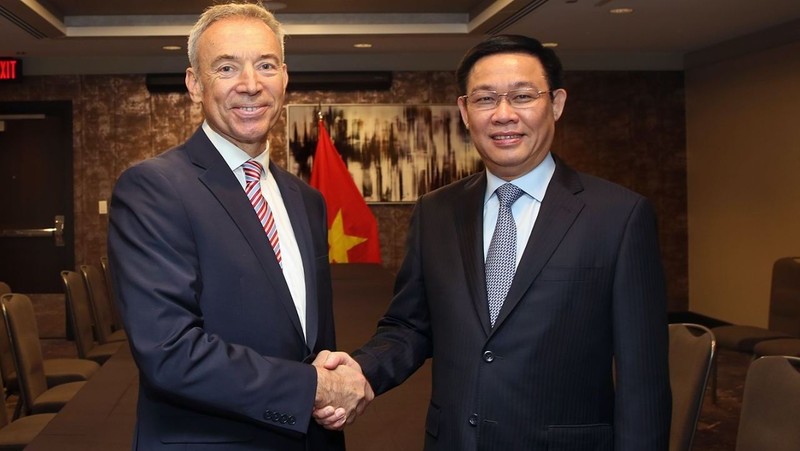 Deputy PM Vuong Dinh Hue (R) and first Deputy Secretary of USDA Stephen Censky (photo: MOFA)