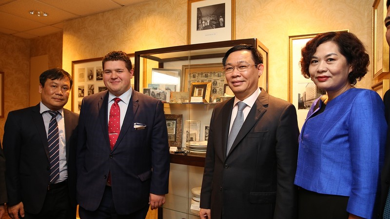 Deputy Prime Minister Vuong Dinh Hue (second from right) visited Omni Parker House where late President Ho Chi Minh worked from 1911-1913 during his journey to seek a path toward national liberation as part of his working visit to the US. (Photo: MOFA)