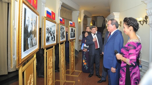 Secretary Nguyen Thien Nhan and delegates from both countries at the exhibition June 29
