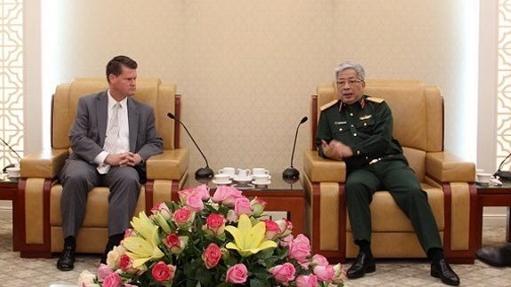 Deputy Defence Minister Nguyen Chi Vinh (R) and US Assistant Secretary of Defence for Asian and Pacific Security Affairs Randall Schriver. (Photo: VNA)