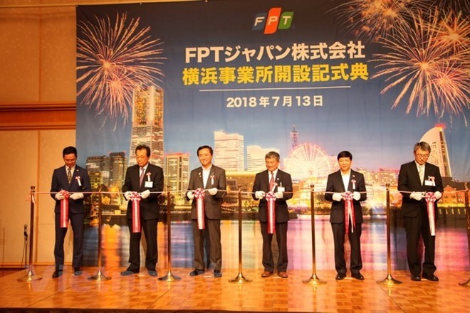 Delegates cut the ribbon to inaugurate FPT's representative office in Yokohama, Kanagawa Prefecture. (Photo: VNA)