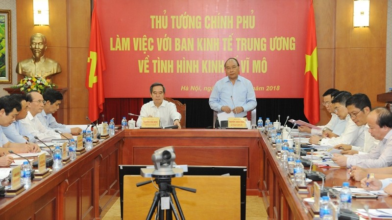 PM Nguyen Xuan Phuc at the working session with the Central Economic Commission (Photo: Tran Hai)