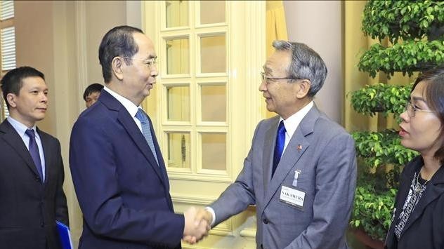 President Tran Dai Quang shakes hand with KEIDANREN's Japan-Vietnam Economic Committee Co-Chair Kuniharu Nakamura. (Image: VNA)