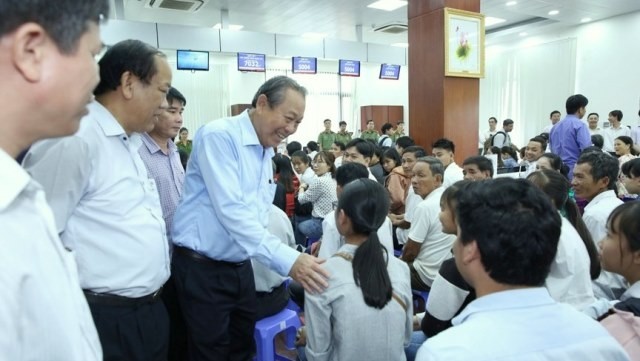 Deputy PM Truong Hoa Binh (C) collects the locals’ response to Quang Nam public administration services during his visit to the provincial Public Administration Centre. (Photo: VGP)