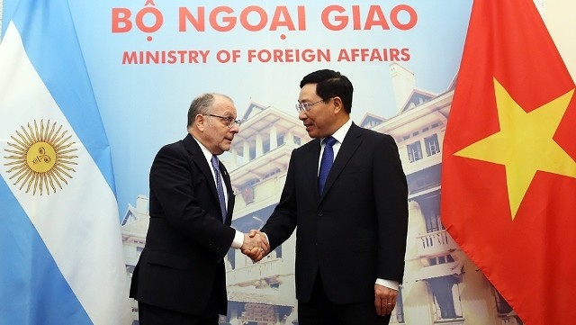 Deputy PM and FM Pham Binh Minh (R) holds talks with Argentine Minister of Foreign Affairs and Worship Jorge Faurie in Hanoi on July 30. (Photo: VGP)