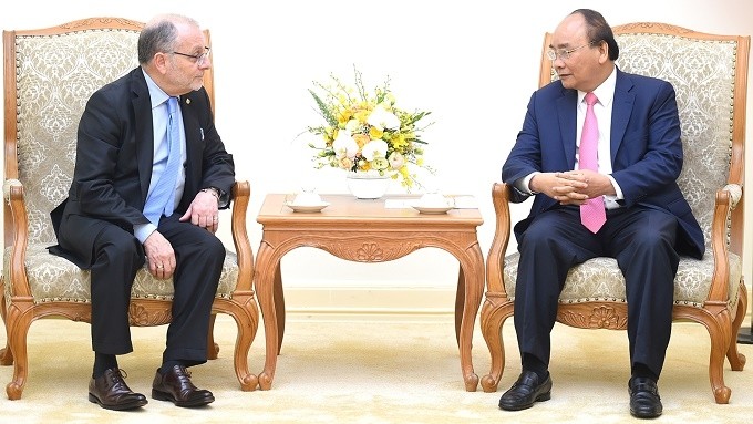 PM Nguyen Xuan Phuc (right) receives Argentine Minister of Foreign Affairs and Worship, Jorge Faurie, in Hanoi on July 31. (Photo: VGP)