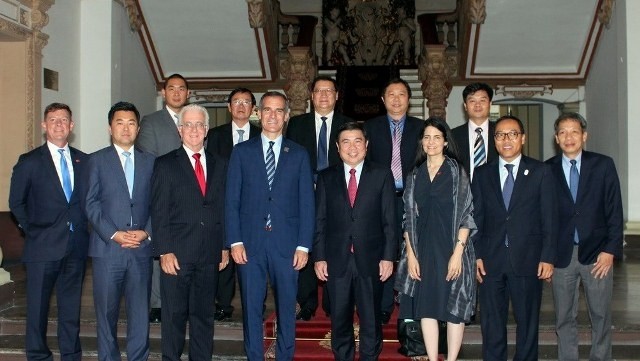 HCM City leaders join a group photo with the delegation from the US city of Los Angeles. (Photo: VNA)