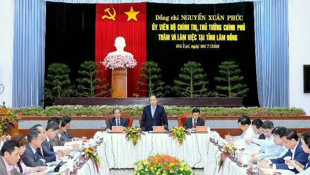 PM Nguyen Xuan Phuc speaks at the working session with Lam Dong leaders in Da Lat city on July 30. (Photo: VGP)