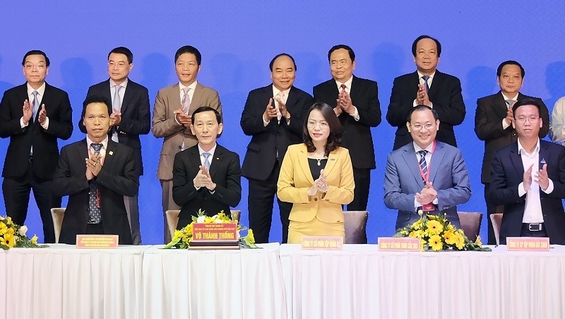 PM Nguyen Xuan Phuc witnesses the signing of cooperation agreements between Can Tho and investors. (Image: VGP)