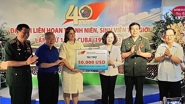 Politburo member Mai presented US$50,000 raised by former Vietnamese young participant at the 11th Festival to the “Bac Ho” (Uncle Ho) primary school in Cuba.