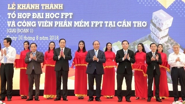 PM Nguyen Xuan Phuc and other delegates at the inauguration of FPT University-Software Park in Can Tho (Photo: VGP)