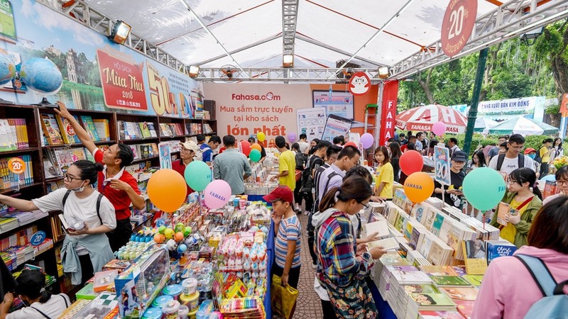 At the 2018 Autumn Book Festival (Photo:news.zing.vn)