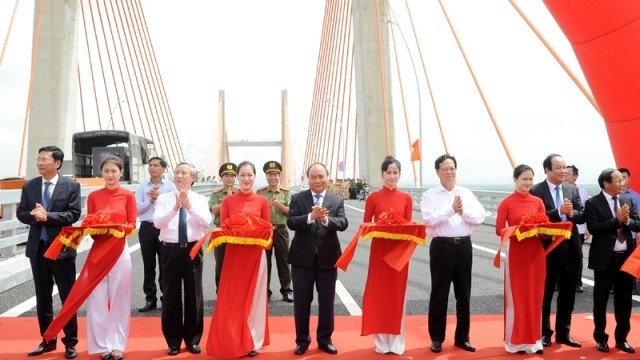 PM Nguyen Xuan Phuc (C) and delegates cut the ribbon to inaugurate the expressway. (Photo: NDO/Tran Hai)