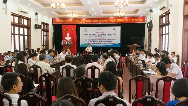 Experts at the workshop discuss measures to promote economic restructuring in Vietnam by 2020. (Photo: NDO/Trung Hung)