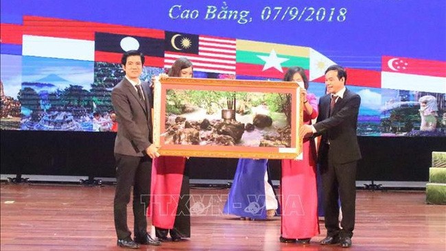 A representative from the Ministry of Information and Communications presents photos to the People's Committee of Cao Bang province (photo: VNA)