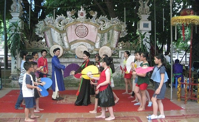 Students taking part in a programme on experimenting the arts of ‘Cheo’ at Hao Nam Temple in Hanoi