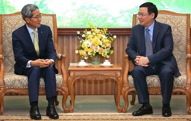 Deputy Prime Minister Vuong Dinh Hue (R) meets with Chairman and CEO of the KB Financial Group Yoon Jong-kyoo on September 7 (Photo: VNA)