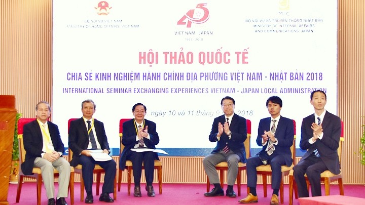 Delegates at the event discuss measures to improve the quality and efficiency of local administrative systems in both Vietnam and Japan. (Photo: VGP)