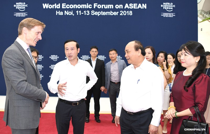PM Nguyen Xuan Phuc and other delegates at the forum (photo: chinhphu)