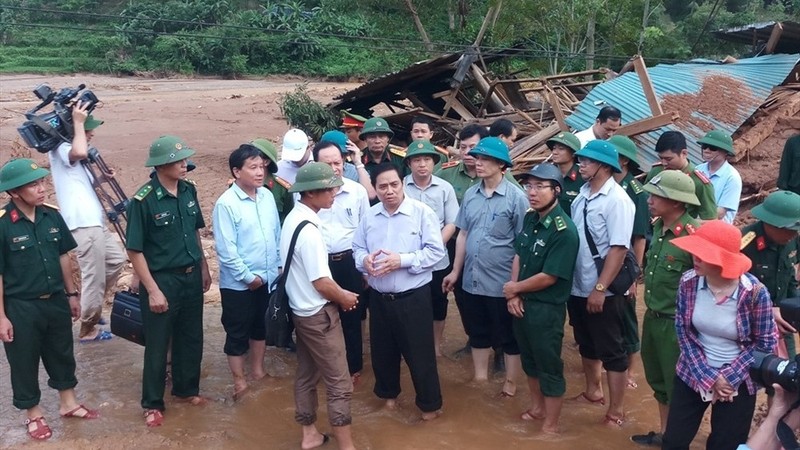 Politburo member Pham Minh Chinh visits flood victims in Thanh Hoa (Photo: laodong.vn)