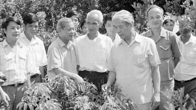 Former General Secretary Do Muoi visits a farm in Bac Giang province. (Photo: VNA)