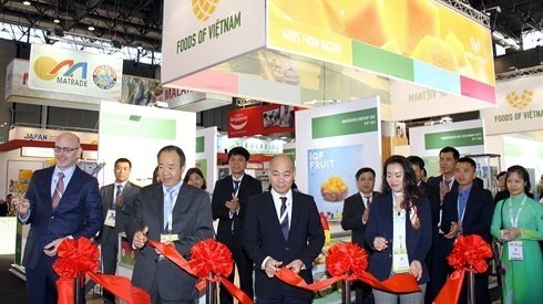 Delegates cut the ribbon to open the Vietnam's booths at the fair (Photo:VOV)